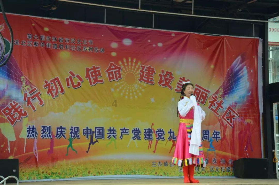 老人清晨误入高速公路冻得瑟瑟发抖，交警及时发现送他回家